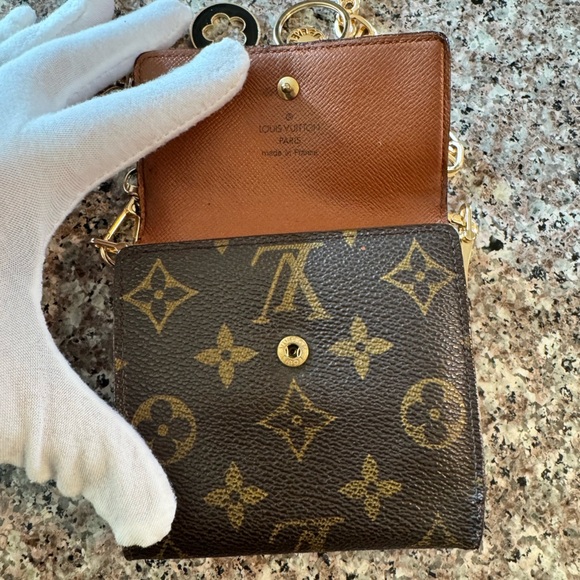 - Louis Vuitton
2007 LV Monogram Elise Wallet converted Crossbody - Picture 7 of 16